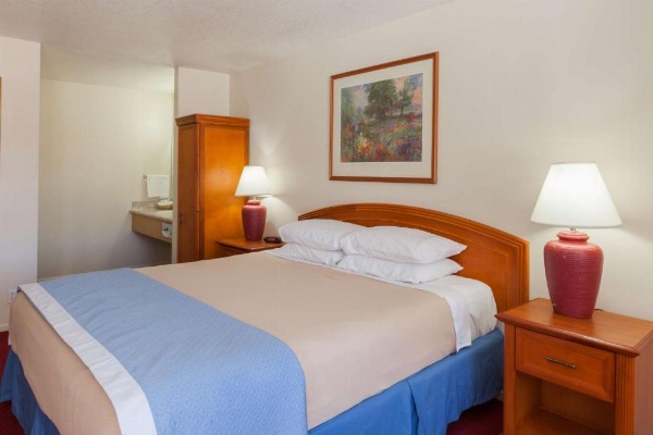 دايز إن باي ويندهام كاستايك سيكس فلاجز ماجيك ماونتن image 12